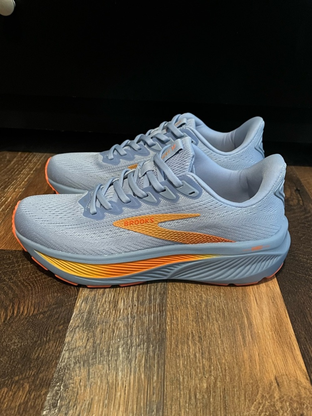 BRAND NEW Women’s Size 8 Brooks Ghost 17 Pale Blue Sneakers with Orange Logo - Picture 3 of 15